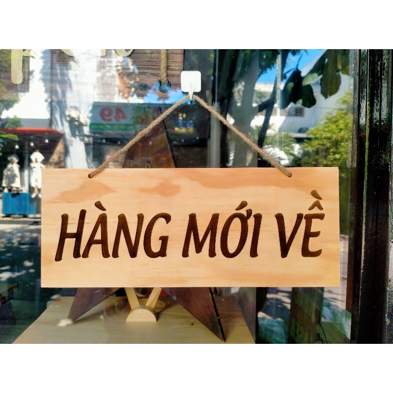 Bảng gỗ khắc laser 1 mặt nội dung "Hàng mới về" font 02 + kèm dây treo - LUMY Wood Decor