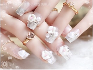 Móng giả trang trí đính đá sẵn các kiểu.