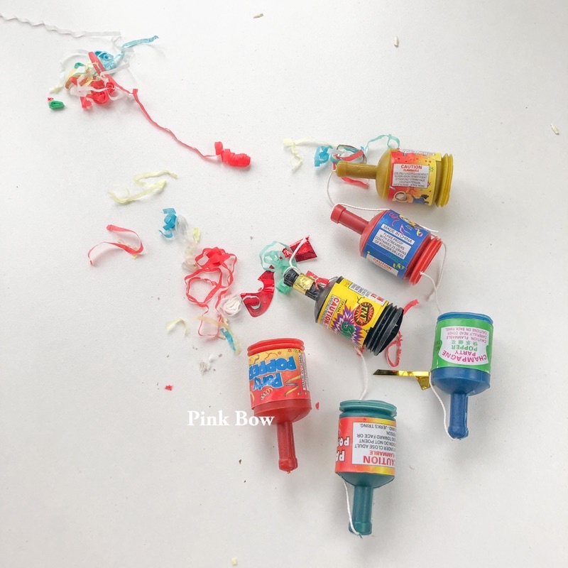 Pháo Hoa Giấy Hình Chai Rượu Mini Khi Kéo dây sẽ phát ra tiếng kêu và Giấy phóng ra ngoài