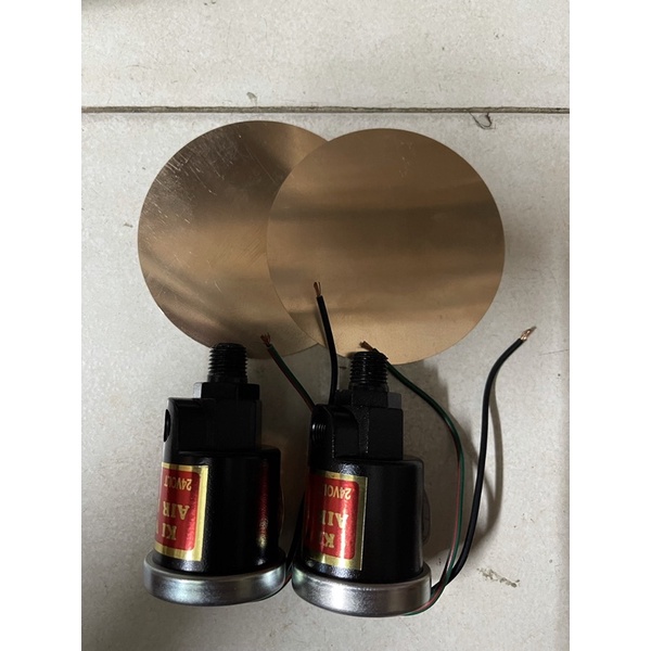 Còi hơi, kèn hơi đế đỏ, âm thanh siêu to, siêu vang dùng cho xe tải, xe đầu kéo, tàu, thuyền…