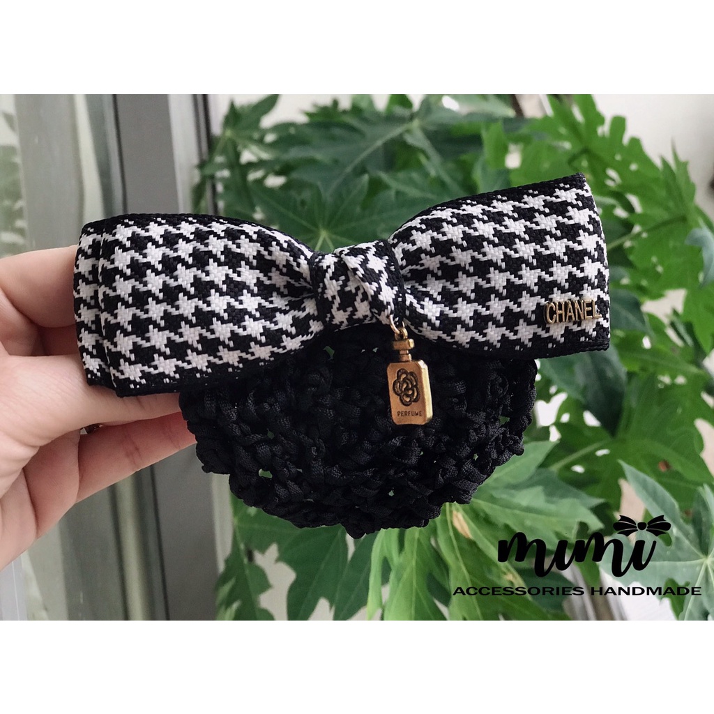 kẹp tóc có búi lưới gắn chữ chanel