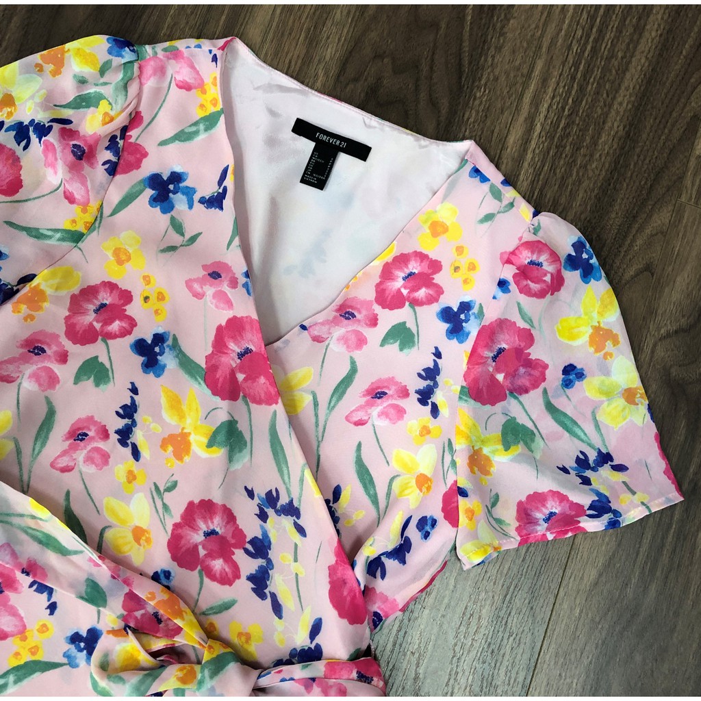 Áo voal hoa F21 cổ wrap Kami