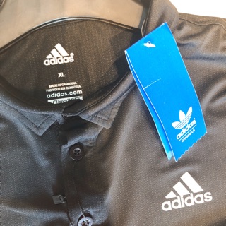 Áo phông có cổ adidas