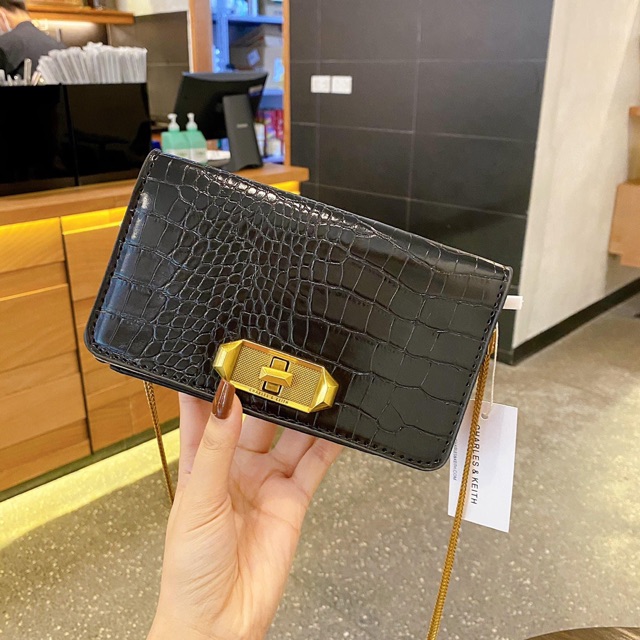 Túi đeo chéo nữ dây xích vàng SAKA DC145