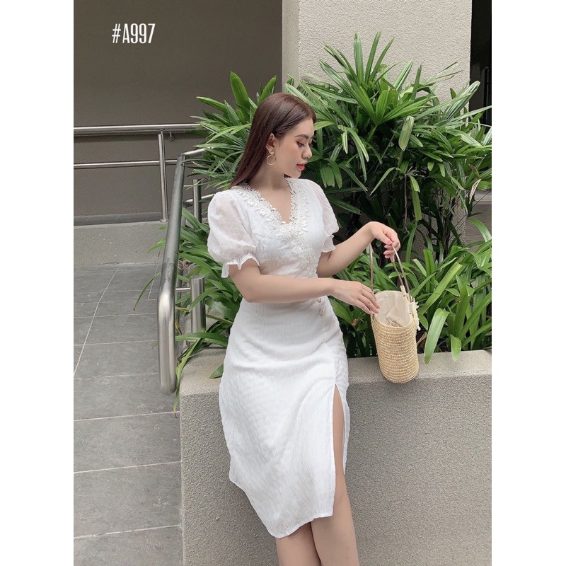 Đầm trắng cổ V viền hoa xẻ tà đính 3 nút | BigBuy360 - bigbuy360.vn