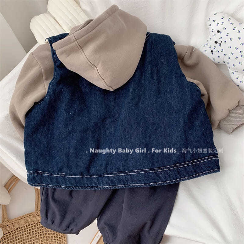 Áo khoác denim không tay giữ ấm cho bé