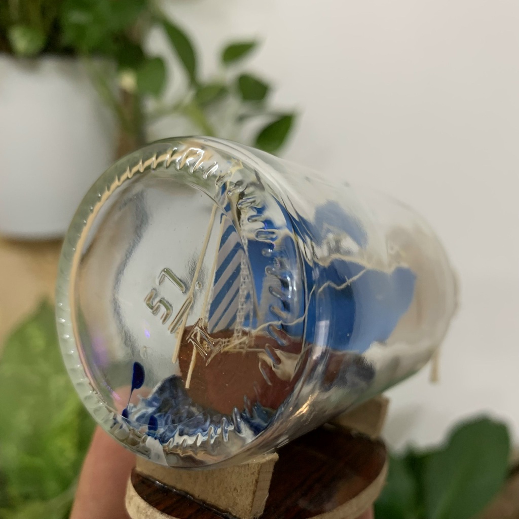 Mô hình thuyền gỗ trang trí trong chai thủy tinh - Buồm màu xanh - Dài 11cm