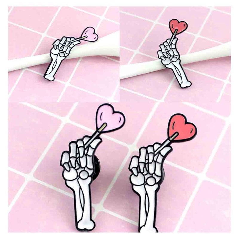 Ghim cài áo tráng men hình xương bàn tay cầm kẹo lollipop hình trái tim phong cách Halloween cho cặp đôi