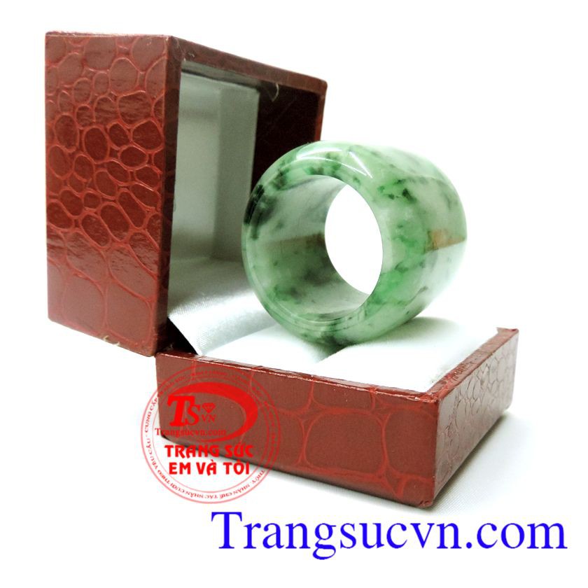 Nhẫn ngọc jadeite bản to đeo ngón cái