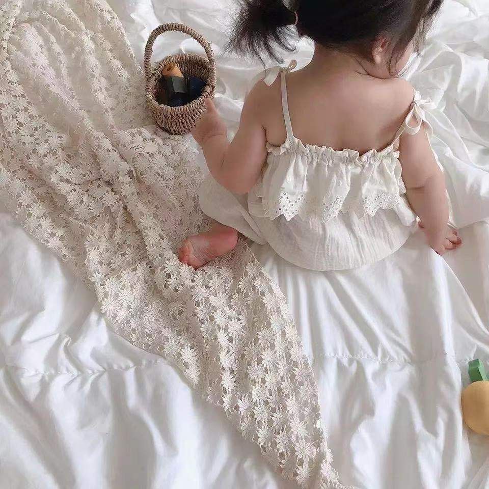 Bộ áo liền quần 2 dây sơ sinh bé gái màu trắng đáng yêu ảnh thật