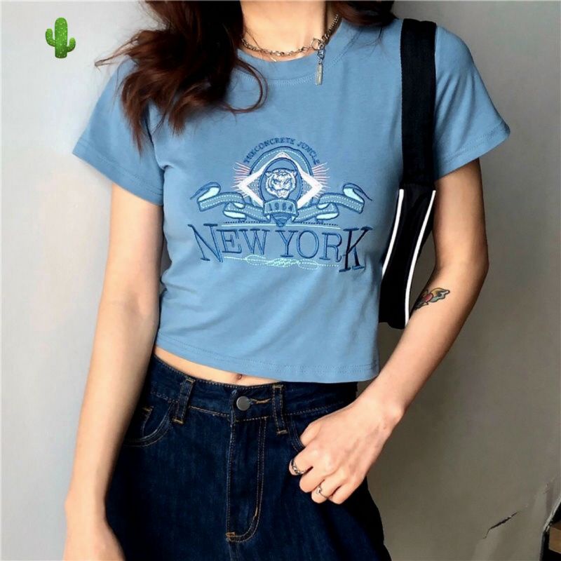 Áo croptop xanh dương phối chữ