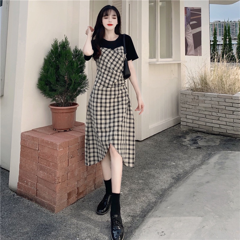 Váy liền thân họa tiết caro kết hợp áo phông đen hottrend mùa hè phong cách Hàn Quốc