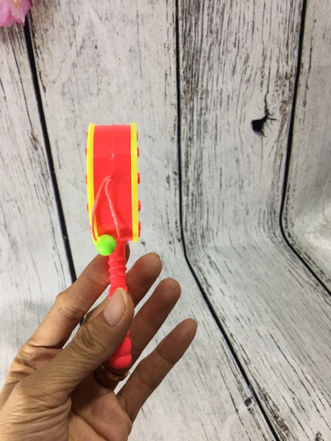 Trống lắc cầm tay cho bé