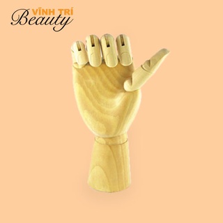 Bàn tay gỗ gắn móng giả tập vẽ