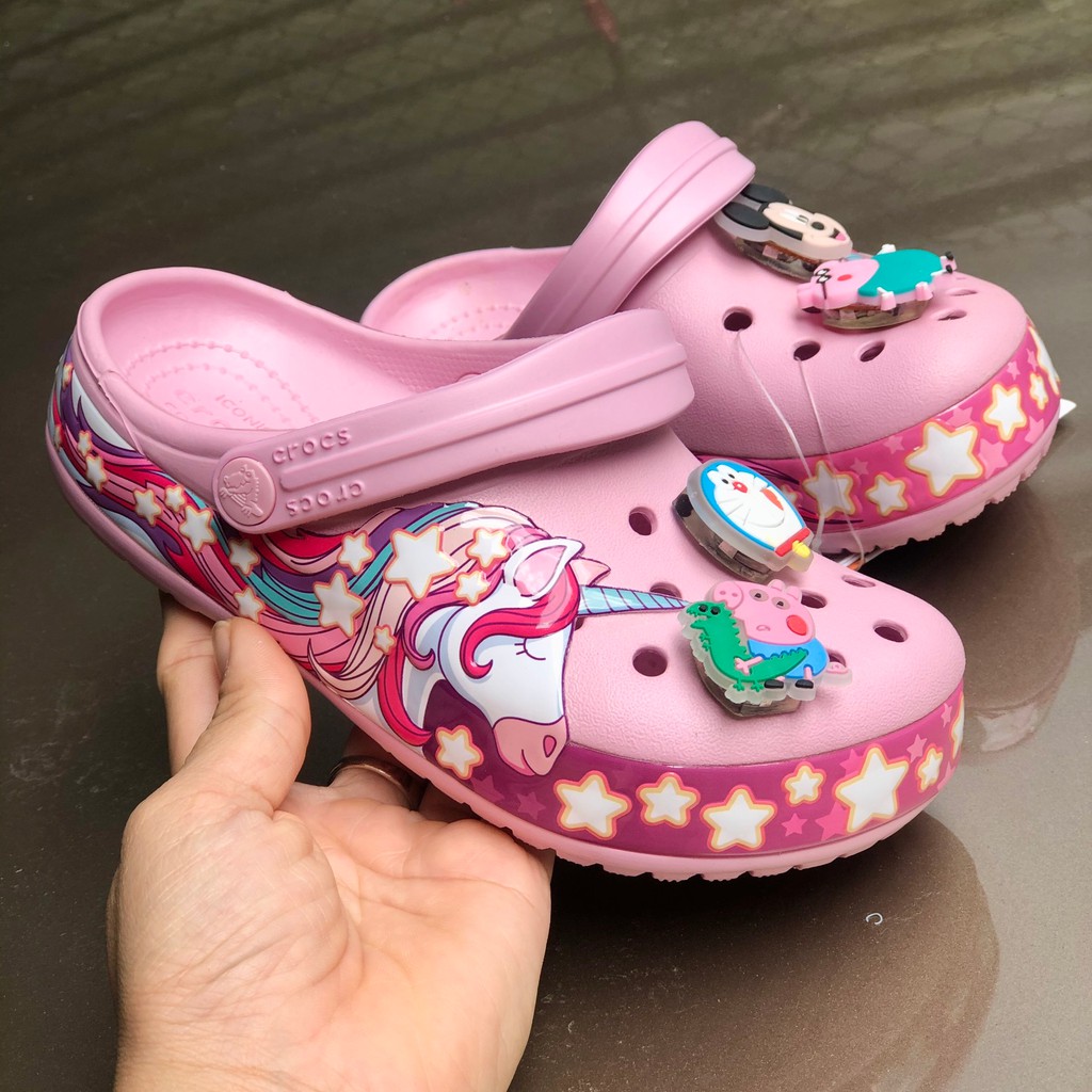 Dép sục band ngựa pony trẻ em cao cấp full tag full box tặng 10jb 2d, Dép sấu chính hang, dép đi mưa – Gika