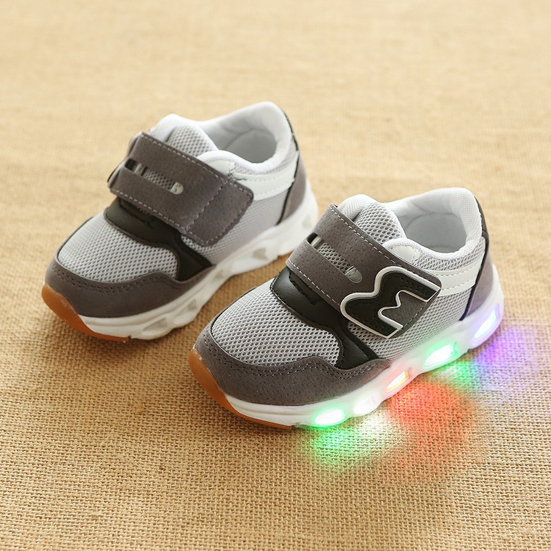 Giày sneaker có đèn LED thời trang cho bé