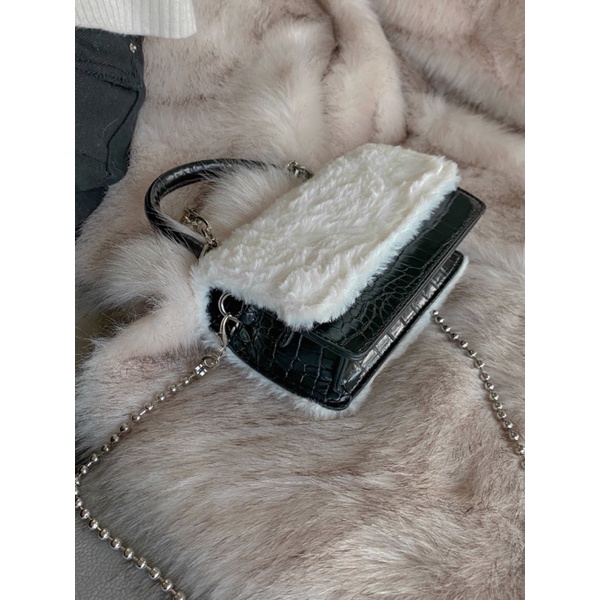 Túi da phủ lông kèm chain-2020