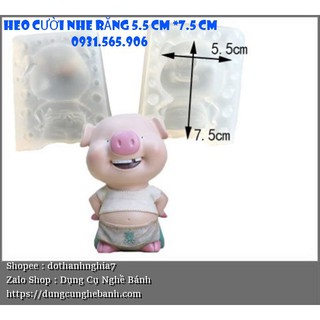 Khuôn silicon heo đứng ôm bụng cười nhe răng