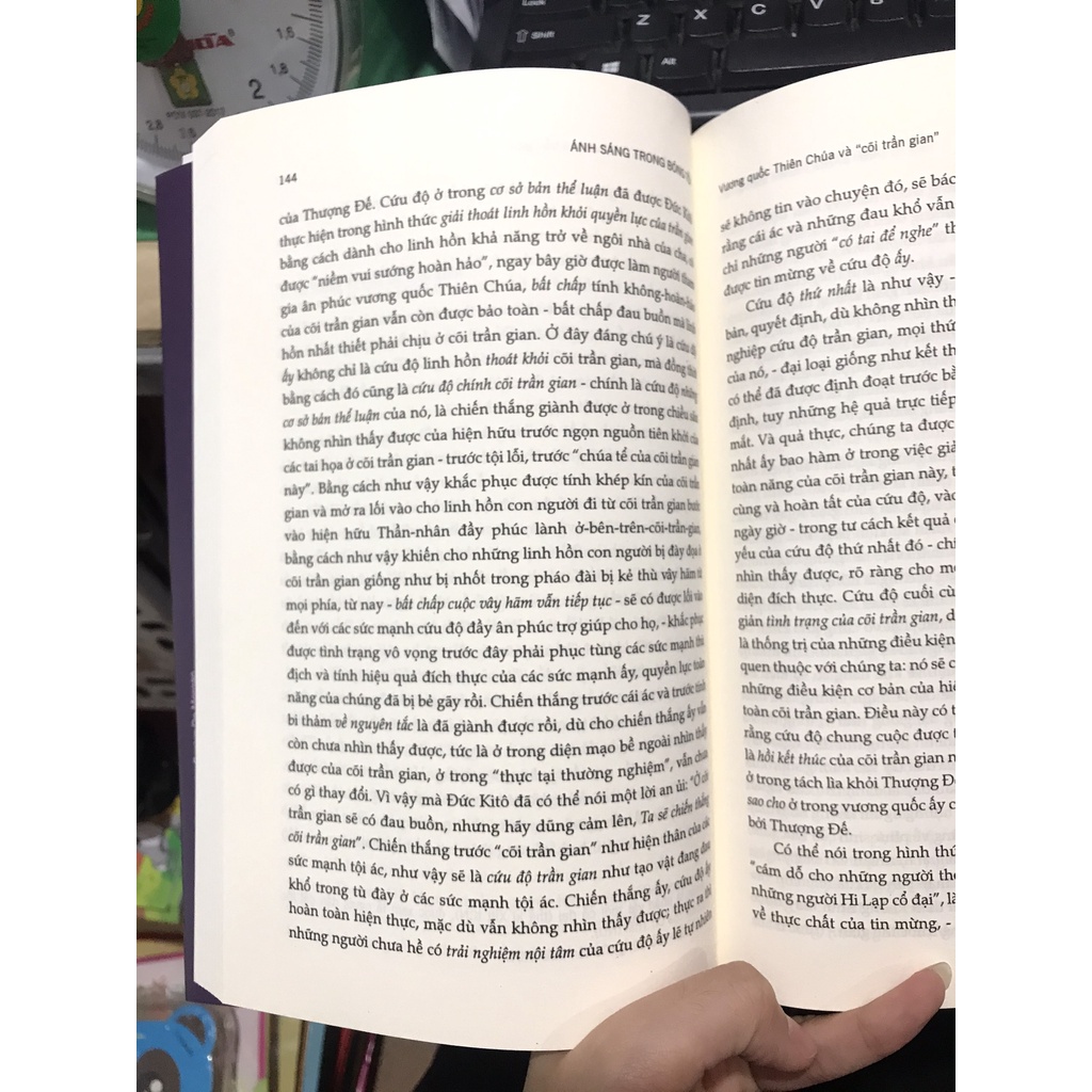 Sách  - Ánh sáng trong bóng tối