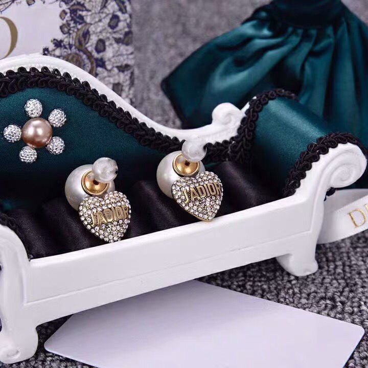 Bông tai nữ thương hiệu D ngọc trai nhân tạo gắn trái tim mặt chữ TB502