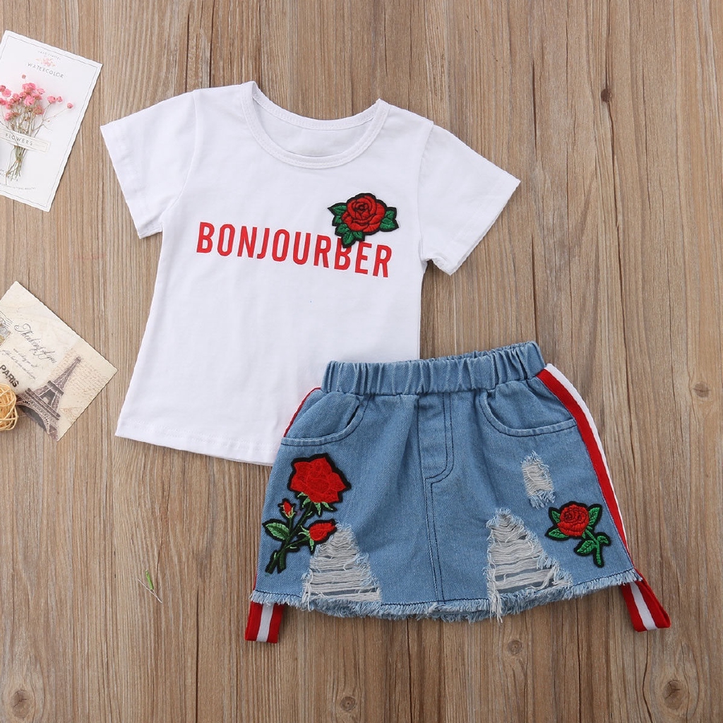 Áo tay ngắn cổ chữ V in hoa và váy jeans dễ thương cho bé gái