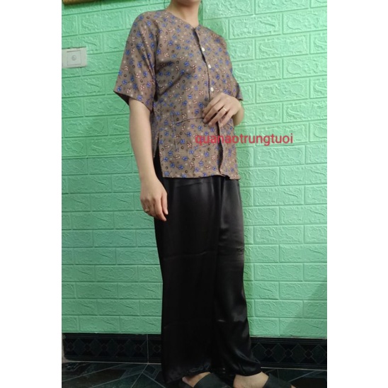 Bộ áo bà ba vải đũi hoa quần lụa đen cho bà già