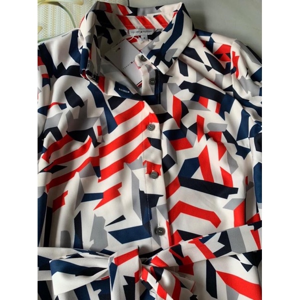 Đầm Tommy Hilfiger xuất dư dáng sơ mi kèm dây cột eo hoạ tiết sắc nét cực kỳ đẹp