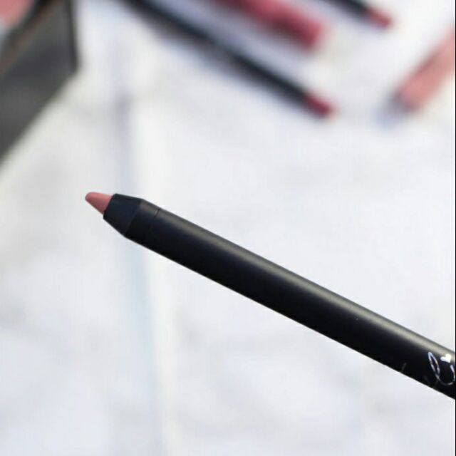iệc dùng chì kẻ môi, đặc biệt là màu Spice của M.A.C Cosmetics. Khi trang điểm, Kylie luôn làm cho viền môi đậm và to hơ