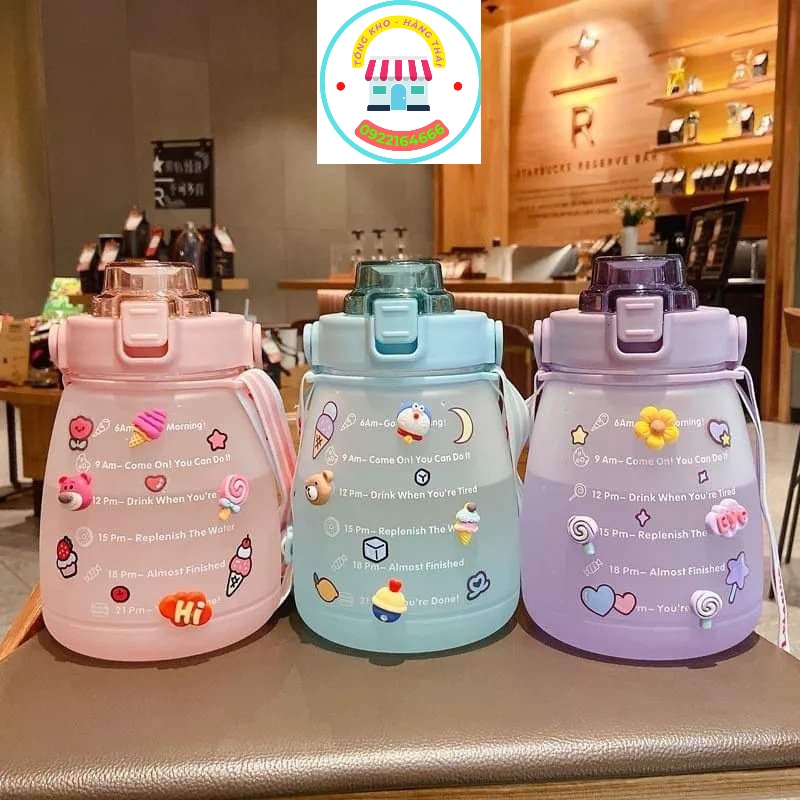 Bình nước cho bé 1300ml có chia vạch báo giờ, KÈM STICKER 2D, Ống Hút, Dây Đeo (SP41232425)