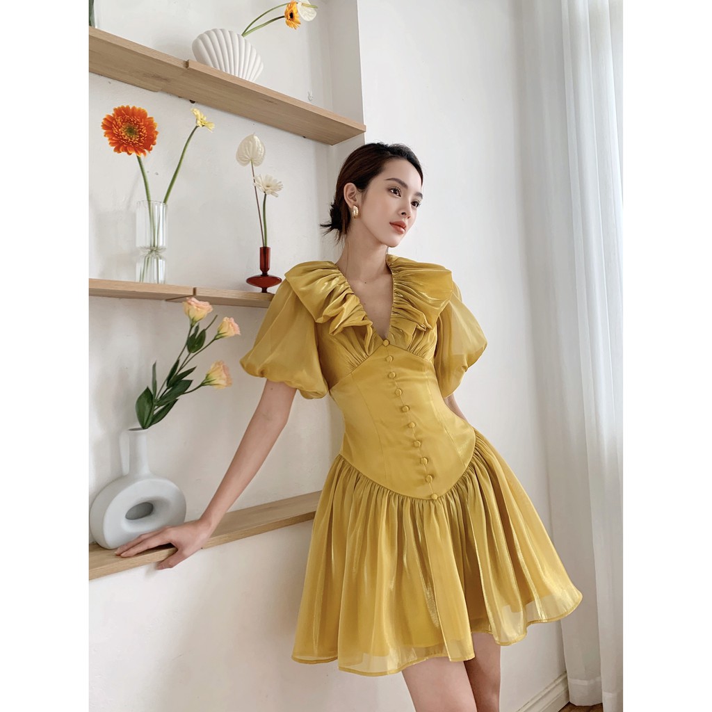 [Mã WABRWA15 giảm 15% đơn 300K] MOLLYNISTA- Đầm Emilia vàng cổ nhúm bèo phồng 10 nút | BigBuy360 - bigbuy360.vn