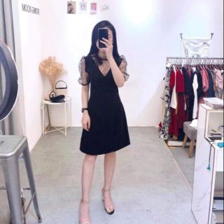 Váy đen dáng a cổ tag phối lưới nơ cổ
