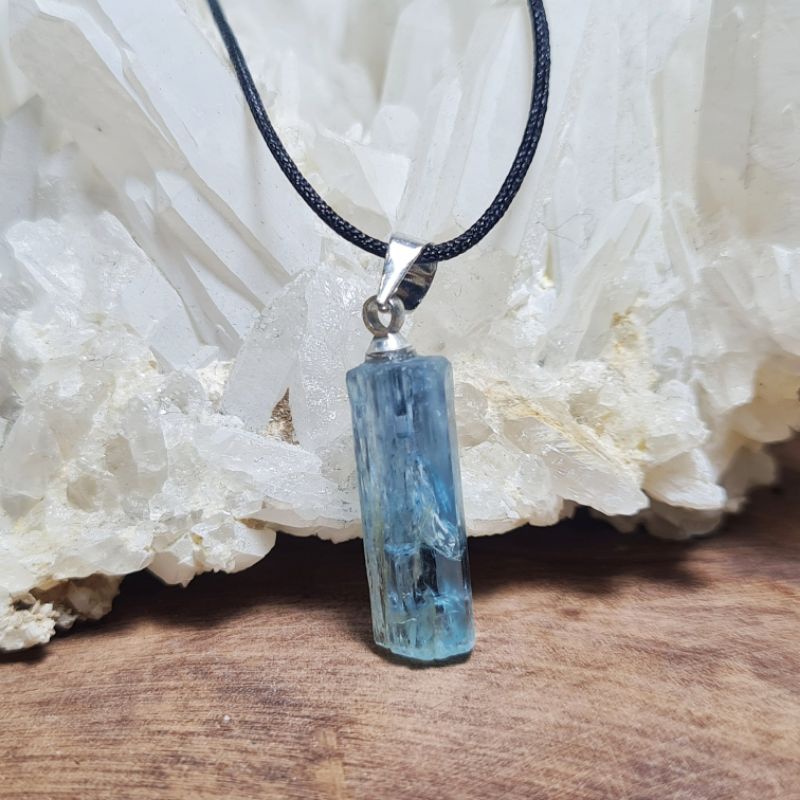 Mặt dây chuyền tinh thể thô Aquamarine