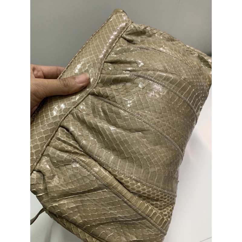 Túi đeo chéo da rắn xử lí phủ bóng nano