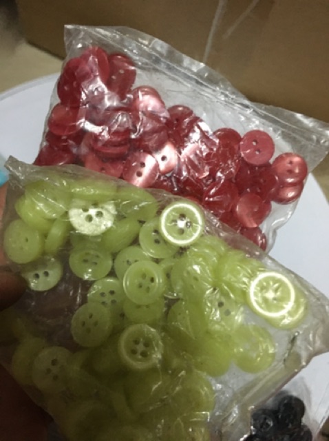 Cúc áo sơ mi, nút áo thun, khuy áo loại 2 lỗ hoặc 4 lỗ đẹp - tầm 70-500 cái/gói