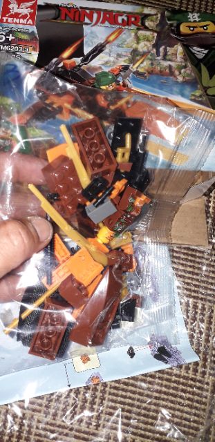 Lắp ráp 1 hộp LegoNinjagh 6203 có nhiều chi tiết bằng nhựa ABS