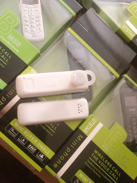 Điện thoại mini 2sim, bàn phím gắn đèn led siêu sáng _ kiêm tai nghe blutooth