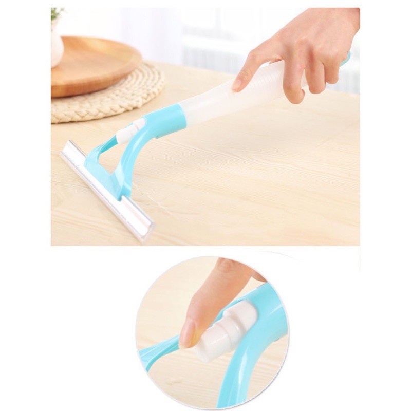 Cây Gạt Kính Cầm Tay Kèm Bình Xịt Tiện Dụng