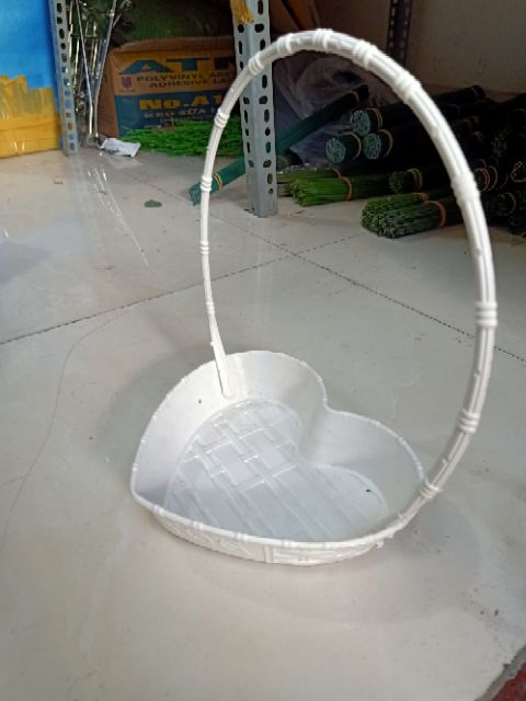 Giỏ trái tim nhựa
