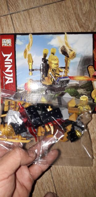 Lắp ráp 1 hộp LegoNinja Rôbot 61020 có nhiều chi tiết bằng nhựa ABS