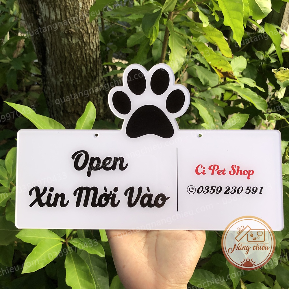 Bảng hiệu mika hình vết chân chó , cho tiệm mua bán chó mèo, decor cho cửa hàng