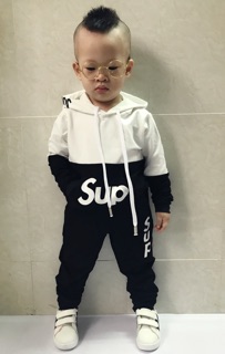 Bộ có mũ thể thao bé trai