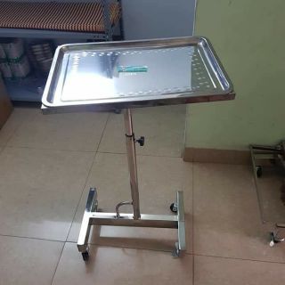 Bàn tít đựng dụng cụ phẫu thuật