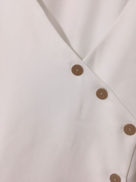 VÁY TRẮNG VÁT CHÉO KHUY NÚT GỖ (kèm ảnh thật) | BigBuy360 - bigbuy360.vn