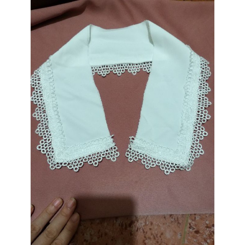 Lá cổ ren may sẵn