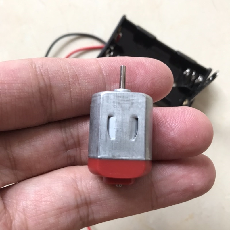 Động Cơ Và Hộp Đựng Pin