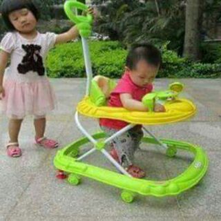 Xe đẩy bé tập đi