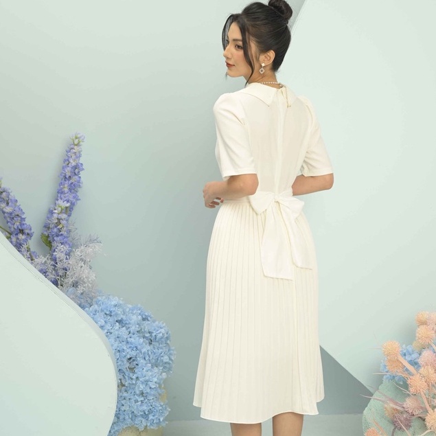 Đầm cổ vest, chân váy xếp ly, đai nơ thắt eo Emspo DM4181