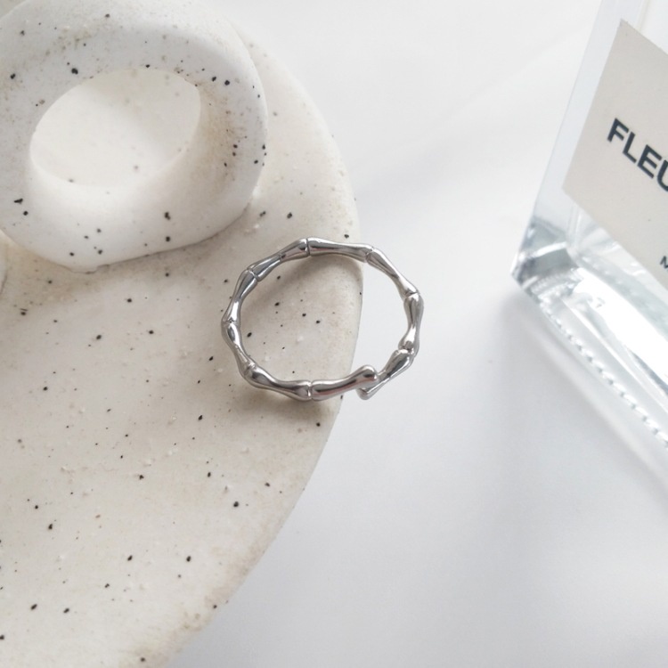 Nhẫn bạc nữ hình xương nối nhau đan xen dáng mảnh có thể điều chỉnh R008