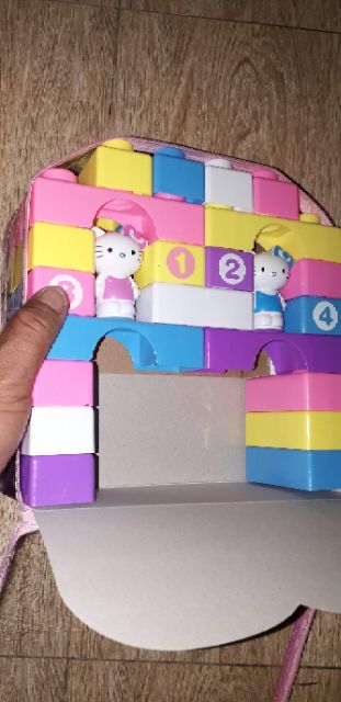 Một bộ giỏ ráp hình đa năng bằng nhựa kèm 2 chú mèo Kitty