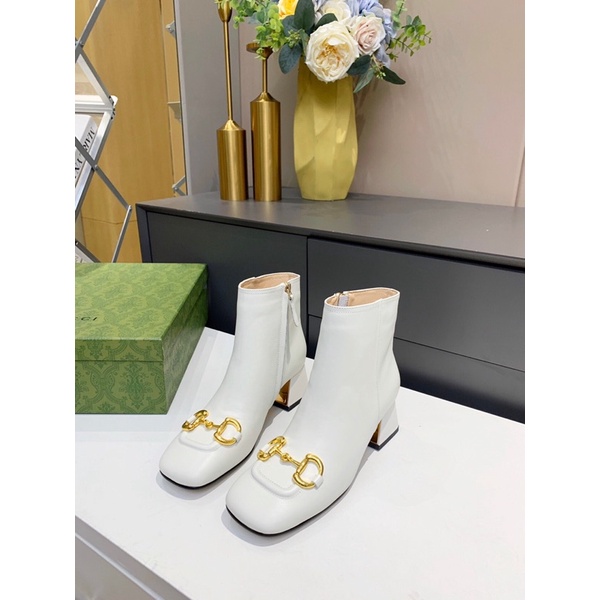 Bốt cổ ngắn nữ Gucci thiết kế khoá kéo sườn với logo thương hiệu kim loại đế ngoài cao su cao 5,5cm.